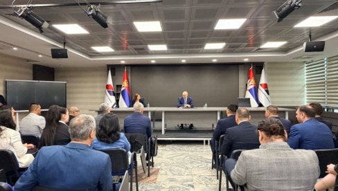 VUČEVIĆ SA PREDSTAVNICIMA ROMA: To su naša braća i sestre, sa kojima se borimo rame uz rame za naprednu Srbiju (FOTO)