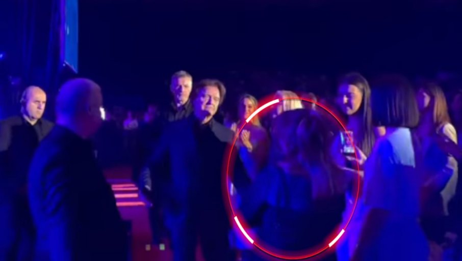 И ЧОЛА У ЧУДУ: Његова прва девојка дошла на концерт - видите како је реаговао (ВИДЕО)