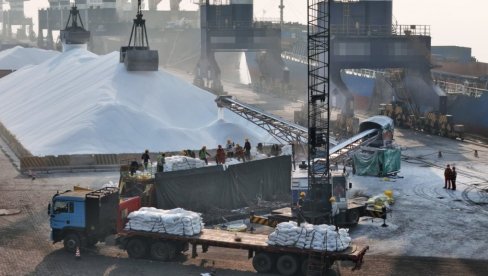 ХИТНО: Зашто Индија због рата у Ирану купује 2,5 тона урее?