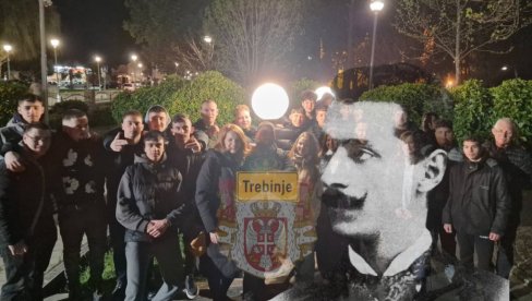 СРБИЈО, БУДИ ПОНОСНА - ТО СУ ТВОЈА ДИВНА ДЕЦА! Какав гест наших ђака: Дучић је у мраку - осветлимо га