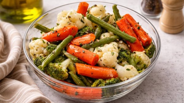 МИРИСНО ПОВРЋЕ СА БЕЛИМ ЛУКОМ И ПУТЕРОМ: Брз и здрав прилог