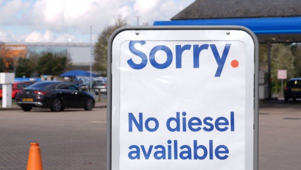 ПУМПЕ ОСТАЛЕ БЕЗ ГОРИВА: Хаотично у Бечу, народ страхује