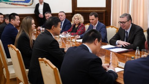 ВАЖАН САСТАНАК: Вучић разговара с представницима корпорације Шендонг хај спид груп (ФОТО)