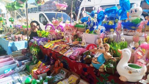 BOJA ZA JAJA OD 10 DINARA: Vaskršnja ulična prodaja u Paraćinu (FOTO)