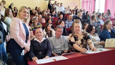 UČENICI ODLIČNI RECITATORI: U Paraćinu smotra „Pesniče naroda mog“ (FOTO)