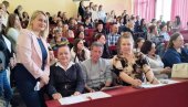 UČENICI ODLIČNI RECITATORI: U Paraćinu smotra „Pesniče naroda mog“ (FOTO)