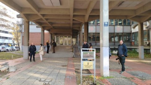 PIO ALKOHOL U SUDU, PA POSLE UPOZORENJA, UDARIO SUDSKOG STRAŽARA: Osumnjičeni do sad već 11 puta osuđivan, Tužilaštvo traži pritvor