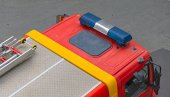 БУКНУО ПОЖАР У ЗГРАДИ У НОВОМ САДУ: Ватрогасци одмах реаговали (ВИДЕО)