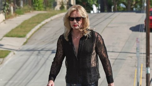 НИ НАЛИК АГЕНТУ МОЛДЕРУ: Дејвид Духовни шета Лос Анђелесом обучен као жена