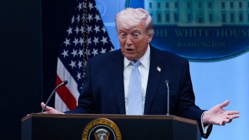 Нећете веровати ко се пронашао на Трамповој срамној фотографији: Председник САД приказао себе као Исуса, а руку је прислонио на његову главу