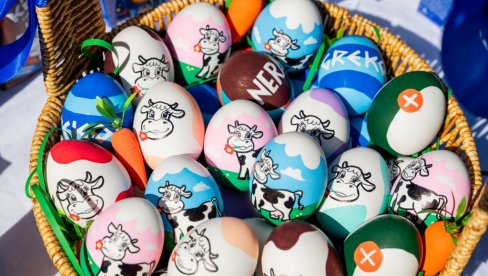 USKRS UZ MOJA KRAVICA PAKETIĆE ZA DECU BEZ RODITELJSKOG STARANJA: Imlek obeležio Uskrs donacijom mlečnih proizvoda