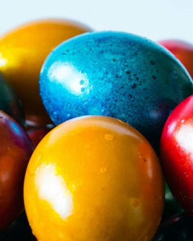 МАЛИ ТРИК ЗА БЕСПРЕКОРНУ БОЈУ: Пре фарбања јаја урадите једну ствар и резултат ће вас одушевити