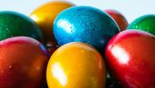 MALI TRIK ZA BESPREKORNU BOJU: Pre farbanja jaja uradite jednu stvar i rezultat će vas oduševiti