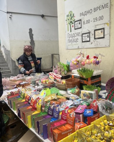 ФАРБАНА ЈАЈА ОД 50 ДО 70 ДИНАРА:  Изузетно богата понуда васкршњих симбола на пијаци Зелени венац