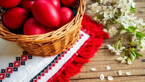 FARBANJE JAJA MLEVENOM PAPRIKOM: Prirodan metod za najlepšu crvenu boju u uskršnjoj korpici
