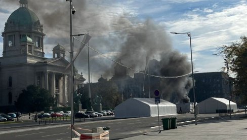 TUŽILAŠTVO PREDLAŽE LEČENJE U BOLNICI: Optužen čovek koji je pucao i zapalio šator ispred Narodne skupštine Srbije