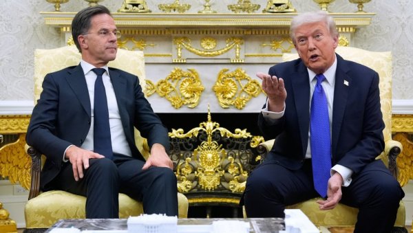 СКАНДАЛОЗНА ИЗЈАВА: Погледајте одговор шефа НАТО-а на питање сматра ли и даље Трампа татицом (ВИДЕО)