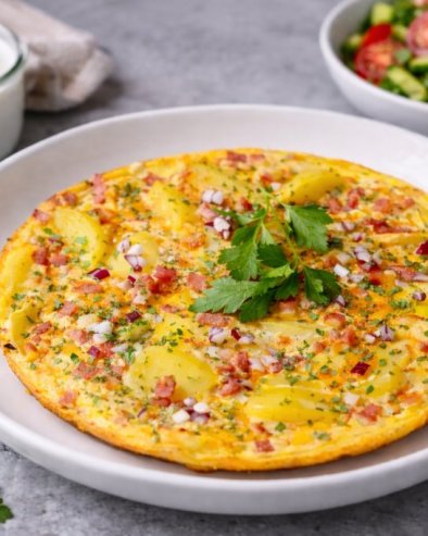 КРОМПИР ТОРТИЉА СА ЛУКОМ И ШУНКОМ: Једноставан и заситан доручак