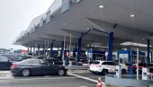 НА БАТРОВЦИМА КОЛОНЕ ДУЖЕ ОД КИЛОМЕТРА У ОБЕ ТРАКЕ: Путничка возила чекају сат времена
