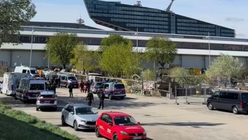 ПОЛИЦИЈА У БЕЧУ ЖЕСТОКО РАСТУРИЛА БЛОКАДЕРЕ: Активисти правили барикаде и дрвену кулу!