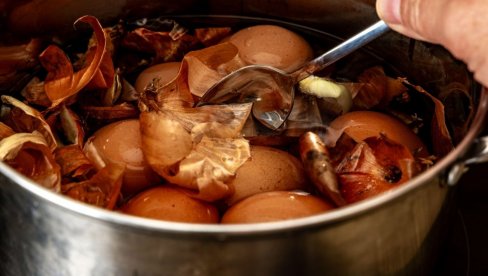 SPASITE ŠERPE POSLE FARBANJA JAJA: Trik skida najtvrdokorniju boju za pet minuta