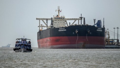 Onesposobili ga probijanjem rupe u mašinskom odeljenju: Iran odložio odgovor na napad SAD na iranski brod