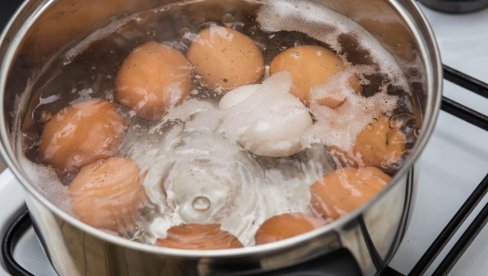 NIKAKO NE BACAJTE VODU U KOJOJ STE KUVALI USKRŠNJA JAJA: Stari kažu da time bacate sreću i zdravlje ukućana