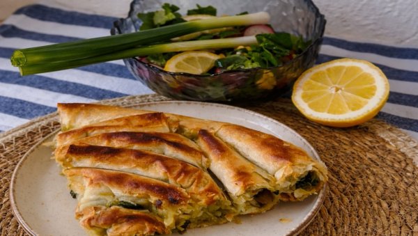 ПОСНА ПИТА СА ПЕЧУРКАМА, СПАНАЋЕМ И КРОМПИРОМ: Мирис из рерне који мами све укућане за сто