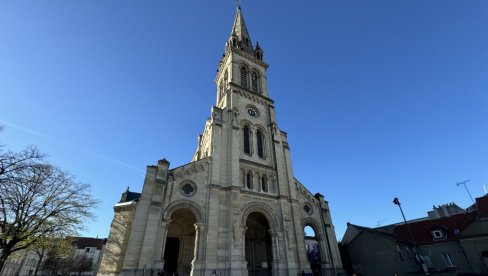 У ОВОЈ КОШУЉИ ЈЕ ИСУС РАЗАПЕТ Новости у базилици код Париза: Направљена је из једног дела, на њој су и даље трагови Христове крви