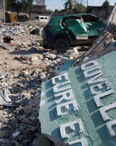 НАЈМАЊЕ 30 ЉУДИ ПОГИНУЛО У СТАМПЕДУ: Велики број ученика и других посетилаца учествовали у годишњој прослави, па задесио хорор