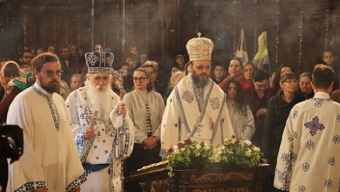 DA BUDE VIŠE MIRA NA ZEMLJI: Vaskršnju liturgiju u Novom Sadu služio mitropolit Irinej