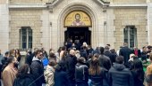 SVEČANO I U PARIZU: Ogroman broj posetilaca na najradosniji hrišćanski praznik u pariskoj crkvi Sveti Sava (FOTO)