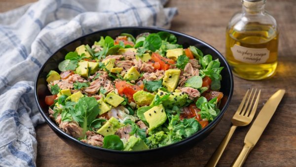 ТУНА САЛАТА СА АВОКАДОМ: Брз и здрав оброк