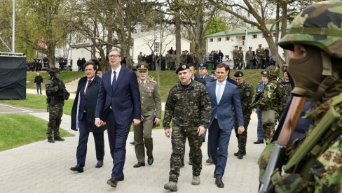 Važan sastanak u kasarni Banjica 2: Vučić sa vrhom Vojske Srbije i Ministarstva odbrane