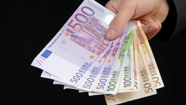 ИСПЛАТИЛИ ИМ 600 ЕВРА ВИШЕ: Стотине радника обрадовала плата, али сада морају да врате све