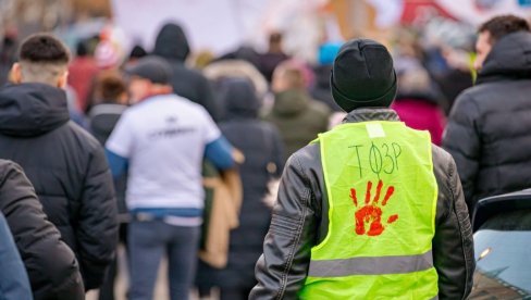 ЉУДИ СУ СИТИ ТОГА Вучић о блокадерима: Упуцали човека испред Скупштине, изболи ножем...