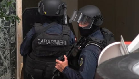 Несвакидашња пљачка банке у Напуљу: Лопови носили маске с ликовима глумаца, били фини према таоцима, па побегли кроз канализацију (ВИДЕО)