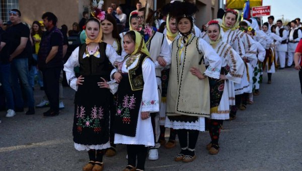 Чувари народне традиције: У Исакову код Ћуприје 10. Међународни фестивал фолклора (ФОТО)