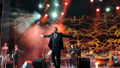 Prvi nastup posle kidnapovanja: Danijel Kajmakoski specijalni gost na koncertu kod Šejle Zonić i Princa od Vranje (FOTO)