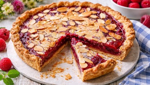 TORTA OD MALINA I BADEMA: Elegantan desert koji osvaja na prvi zalogaj