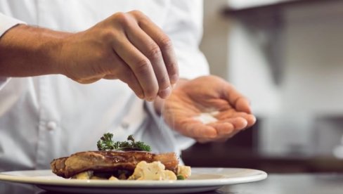 Da li solite jelo na početku ili na kraju kuvanja? Kuvari imaju jasan odgovor