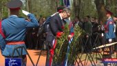 На челу делегације председник Србије: Положени венци на гробно поље Тополе у Доњој Градини