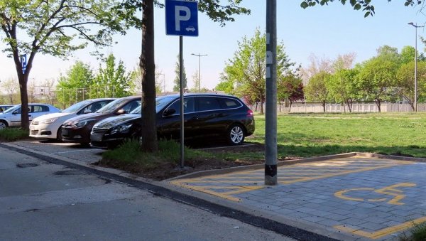 Три су за особе са инвалидитетом: Авијатичарско насеље у Новом Саду добило још 48 паркинг места