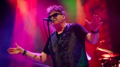 Srpska Atina pevala sa Crvenom jabukom: S proleća kultna grupa ide i na jug Srbije (FOTO)