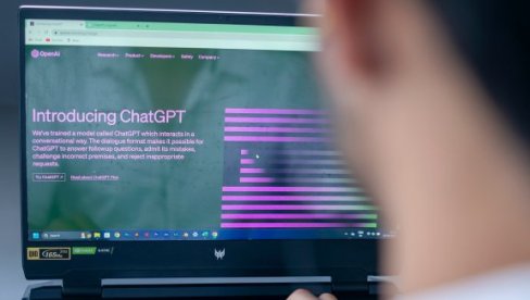 ČETGPT POPIJE JEDNU FLAŠU VODE NA SAMO 100 REČI: Potrošnja vode zbog AI postaje sve veća