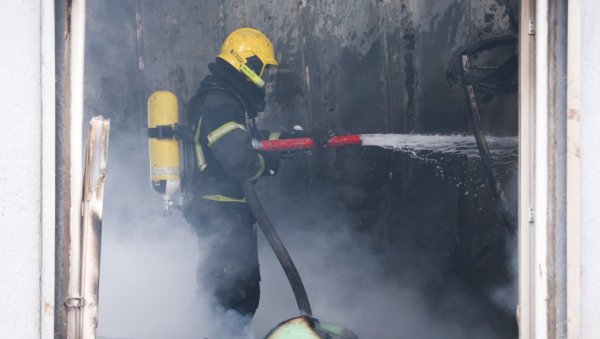 Ватрогасци се пењу уз мердевине, дим се надвио над насељем: Гори стан у Новом Саду (ВИДЕО)