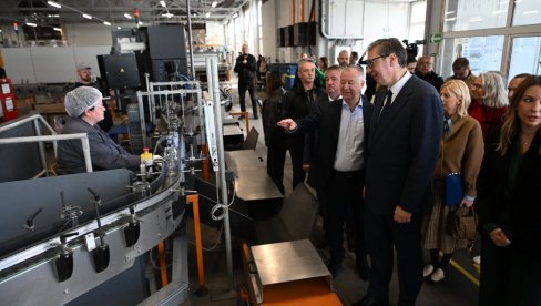 Vučić u Paraćinu: Predsednik na otvaranju pogona kompanije Vaider Srpska fabrika stakla (VIDEO)