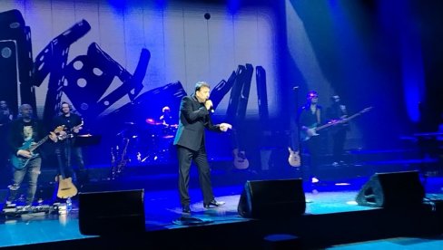 Мирис пролећа и звук љубави: Хари Мата Хари одржао и трећи велики солистички концерт у Плавој дворани (ФОТО)