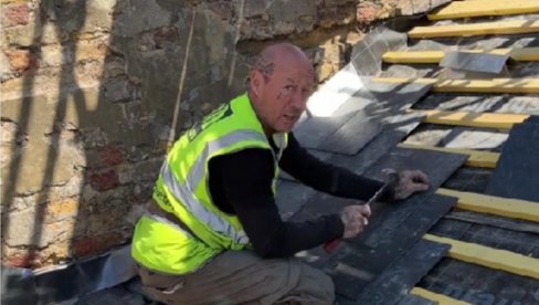 Zvezda 90-ih danas krpi krovove i - srećan je (foto)