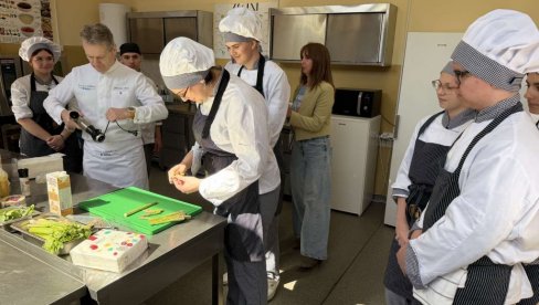 Са ученицима и шеф кухиње у Амбасади Француске:  Средња школа Јован Трајковић у Зрењанину добила модерну куварску учионицу